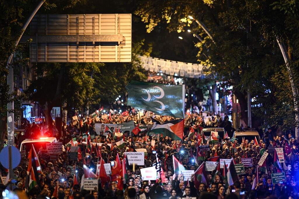 الآلاف في أنقرة يشاركون بمسيرة تضامنًا مع فلسطين: صورة 12 من 17