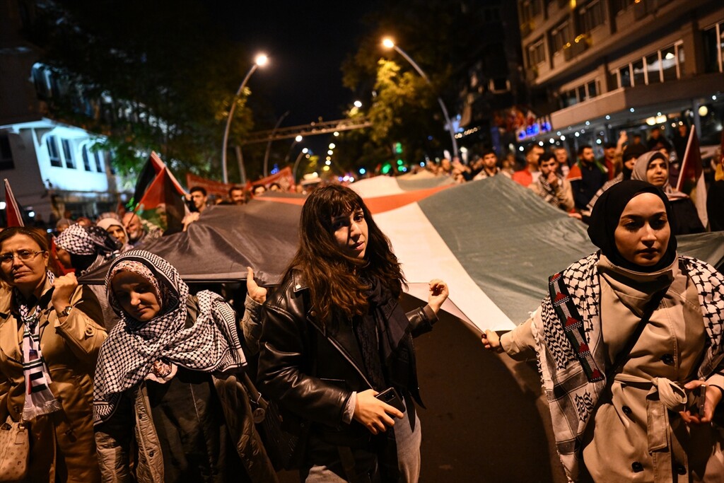 الآلاف في أنقرة يشاركون بمسيرة تضامنًا مع فلسطين: صورة 7 من 17