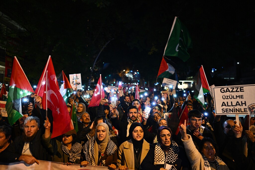الآلاف في أنقرة يشاركون بمسيرة تضامنًا مع فلسطين: صورة 3 من 17