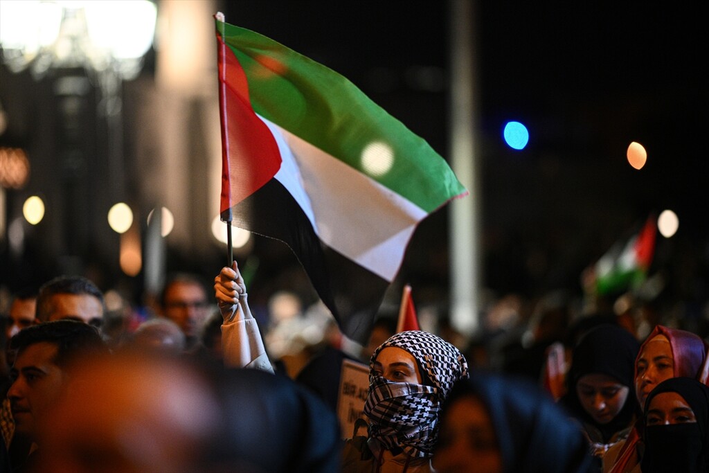 الآلاف في أنقرة يشاركون بمسيرة تضامنًا مع فلسطين: صورة 15 من 17