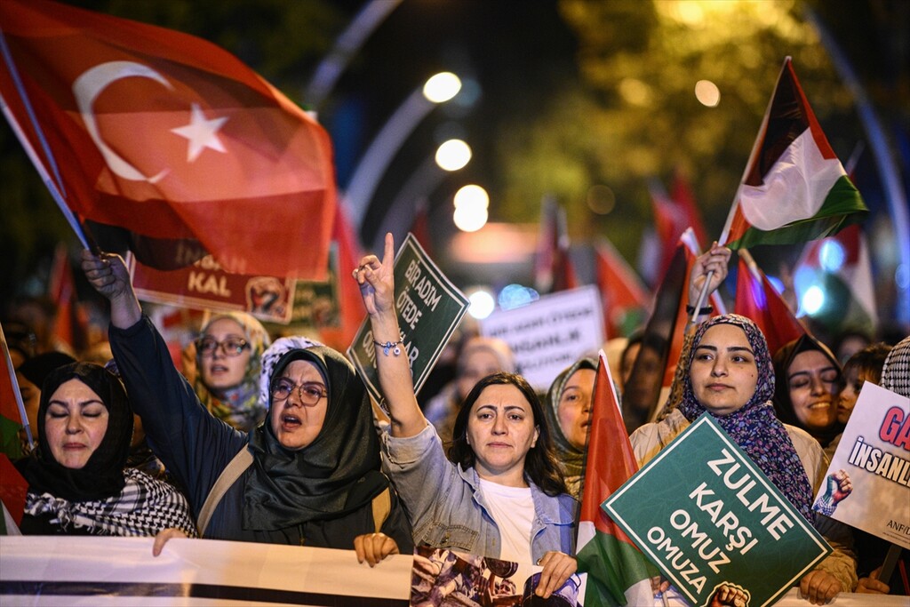 الآلاف في أنقرة يشاركون بمسيرة تضامنًا مع فلسطين: صورة 13 من 17